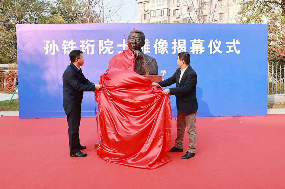 1730527595518951.jpg 曲向军、金昌杰为院士雕像揭幕-1.jpg